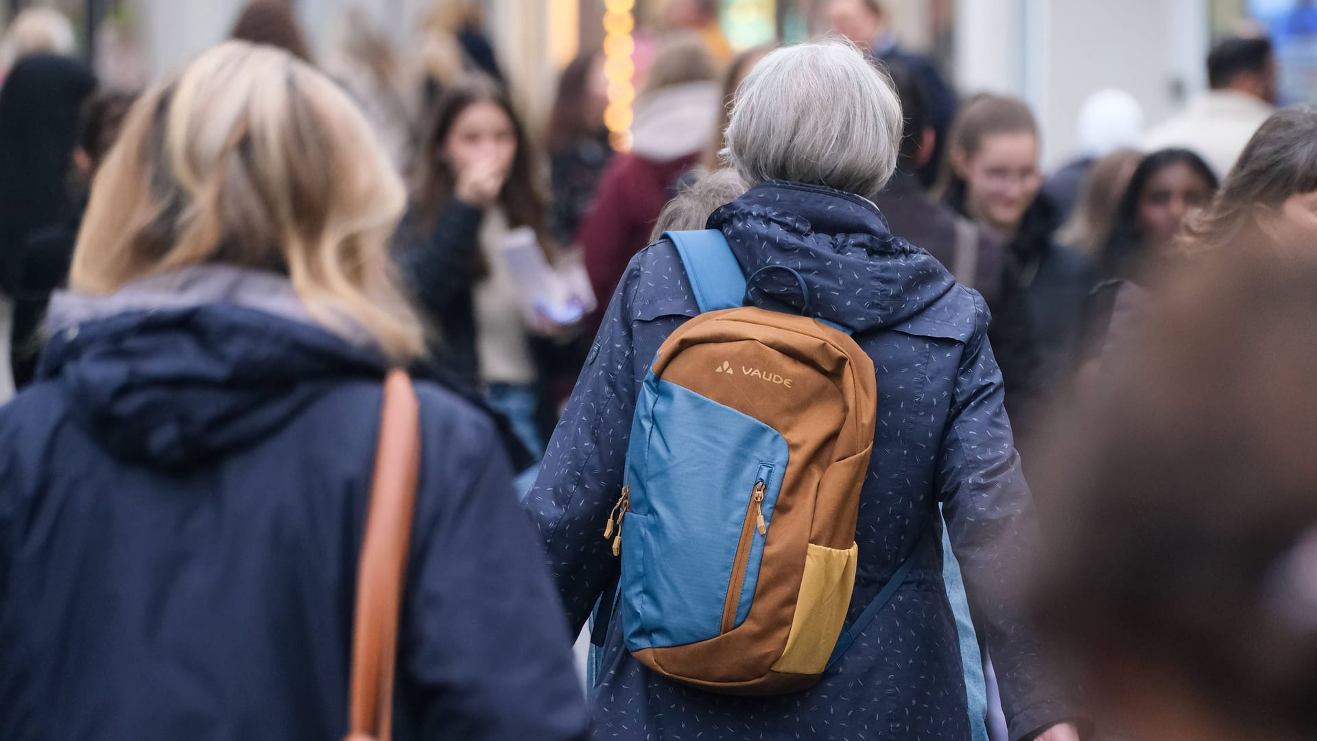 Menschen in einer Fußgängerzone (Symbolbild): Schon im Januar stiegen die Kosten für die gesetzliche Krankenversicherung.