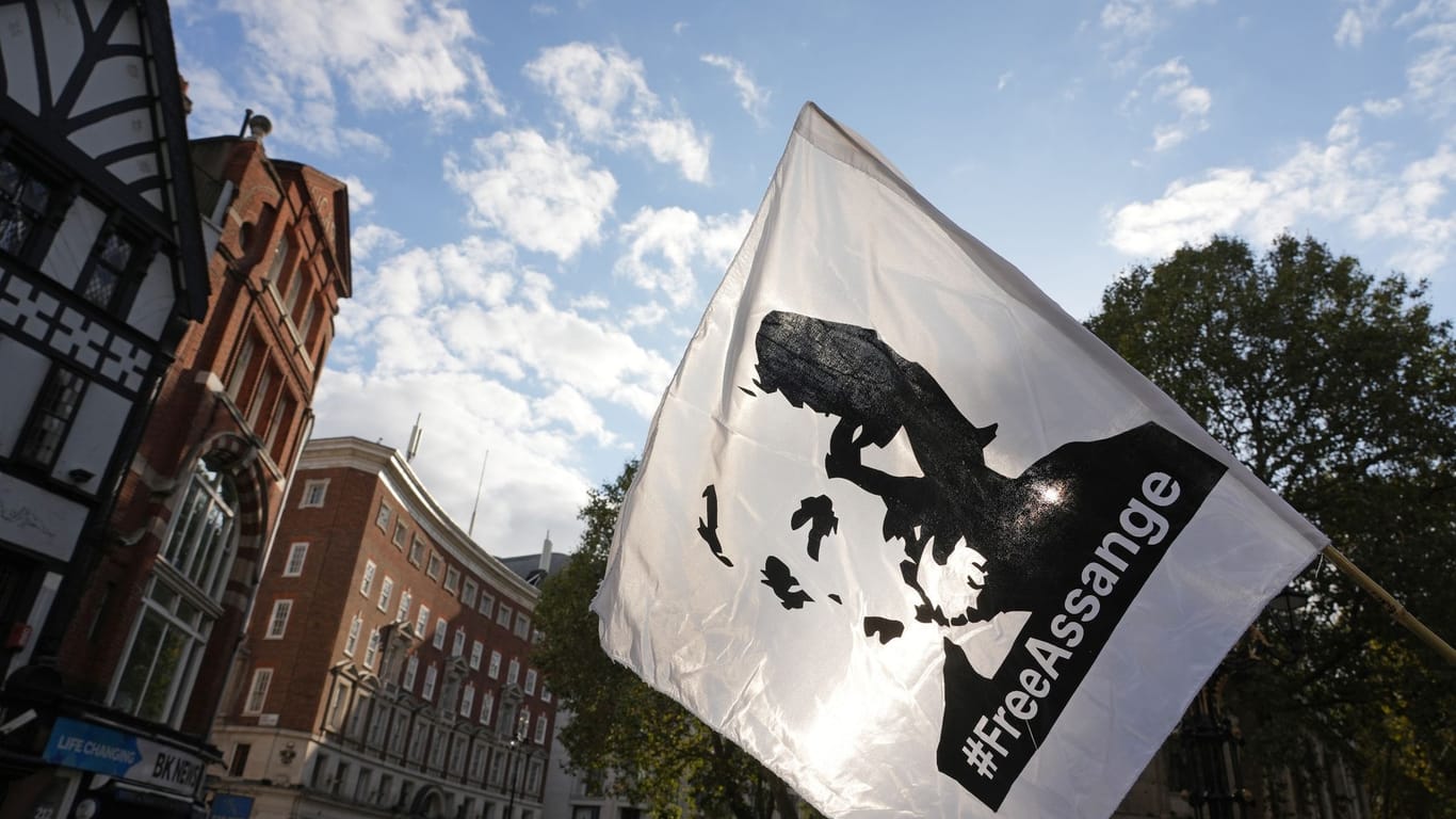 Fahne mit Konterfei von Julian Assange