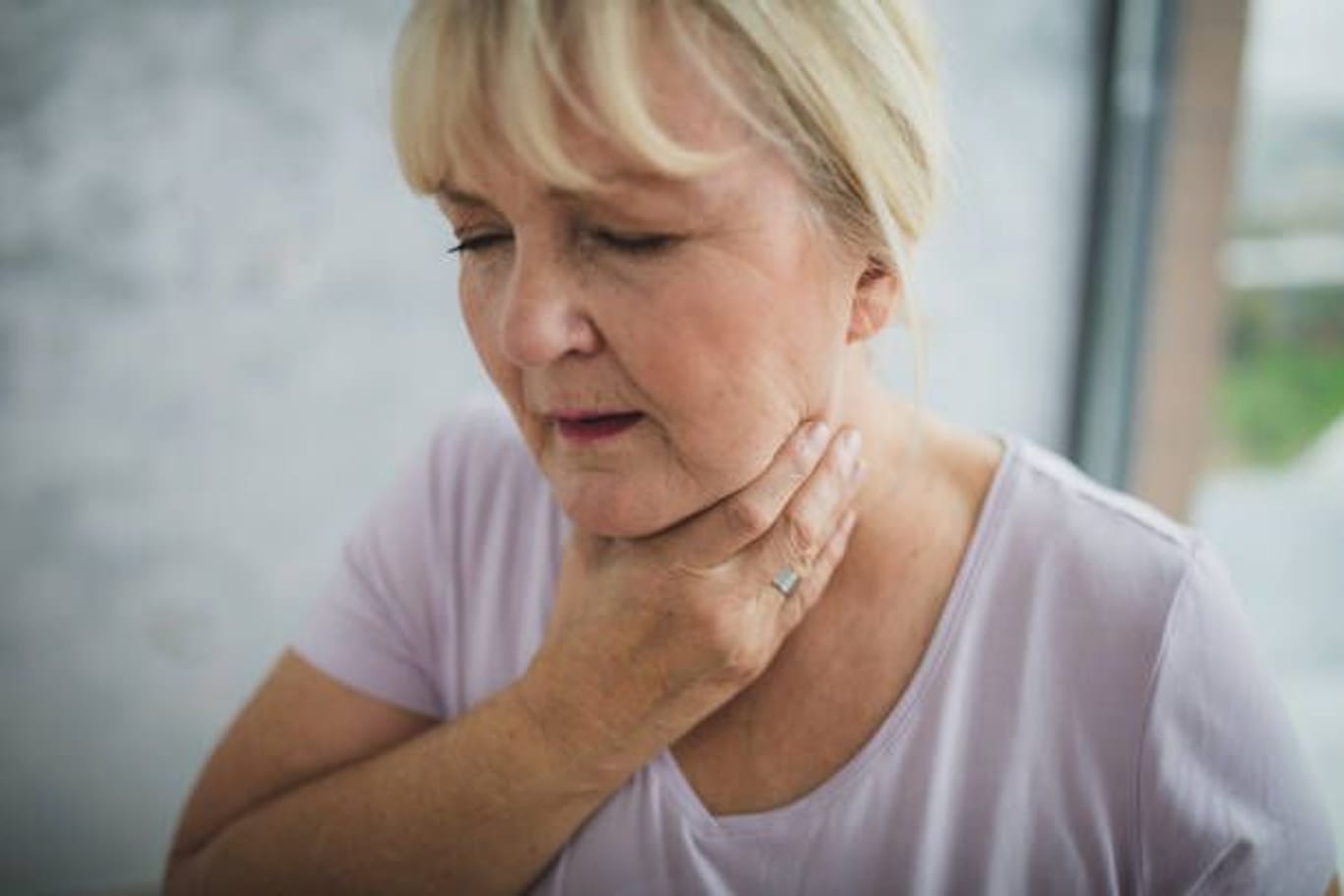 Starke Halsschmerzen: Eine Kehlkopfentzündung kann zum völligen Verlust der Stimme führen.