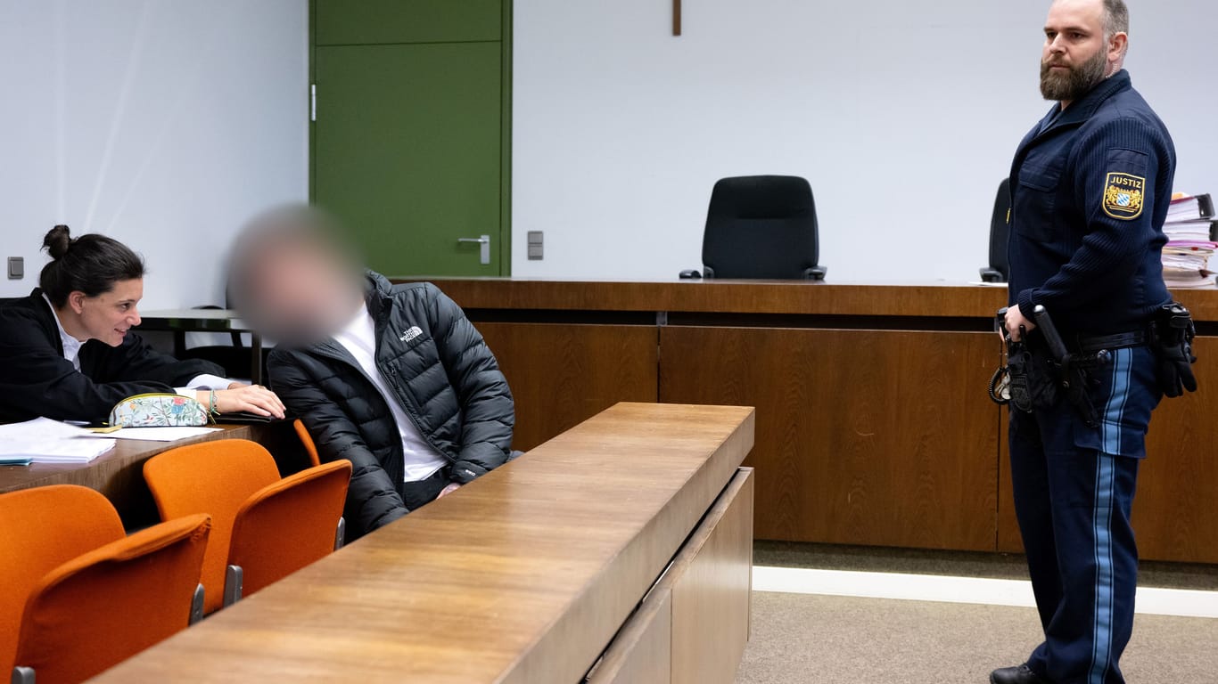 Der wegen Diebstahls angeklagte Mann (Mitte) sitzt vor Prozessbeginn mit seiner Anwältin Daniela Gabler am Landgericht im Gerichtssaal.