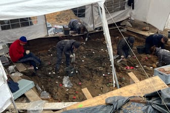 Fachleute auf der Baustelle in St. Johannis: Die Archäologen legen gerade Knochen für Knochen frei.