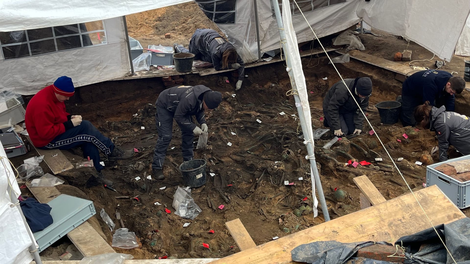 Fachleute auf der Baustelle in St. Johannis: Die Archäologen legen gerade Knochen für Knochen frei.