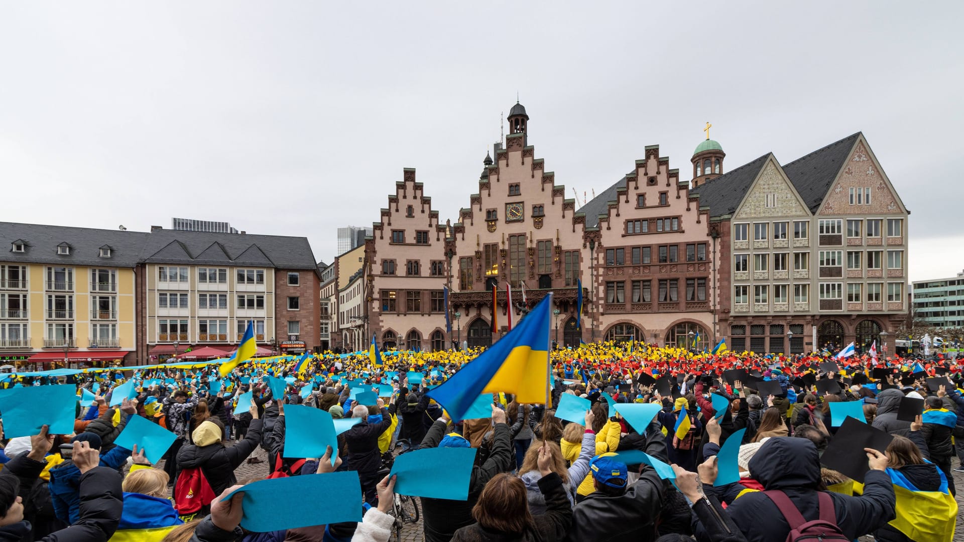 Eindrücke der Versammlung auf dem Römerberg aus dem Jahr 2023. Eindrücke der Versammlung auf dem Römerberg aus dem Jahr 2023.