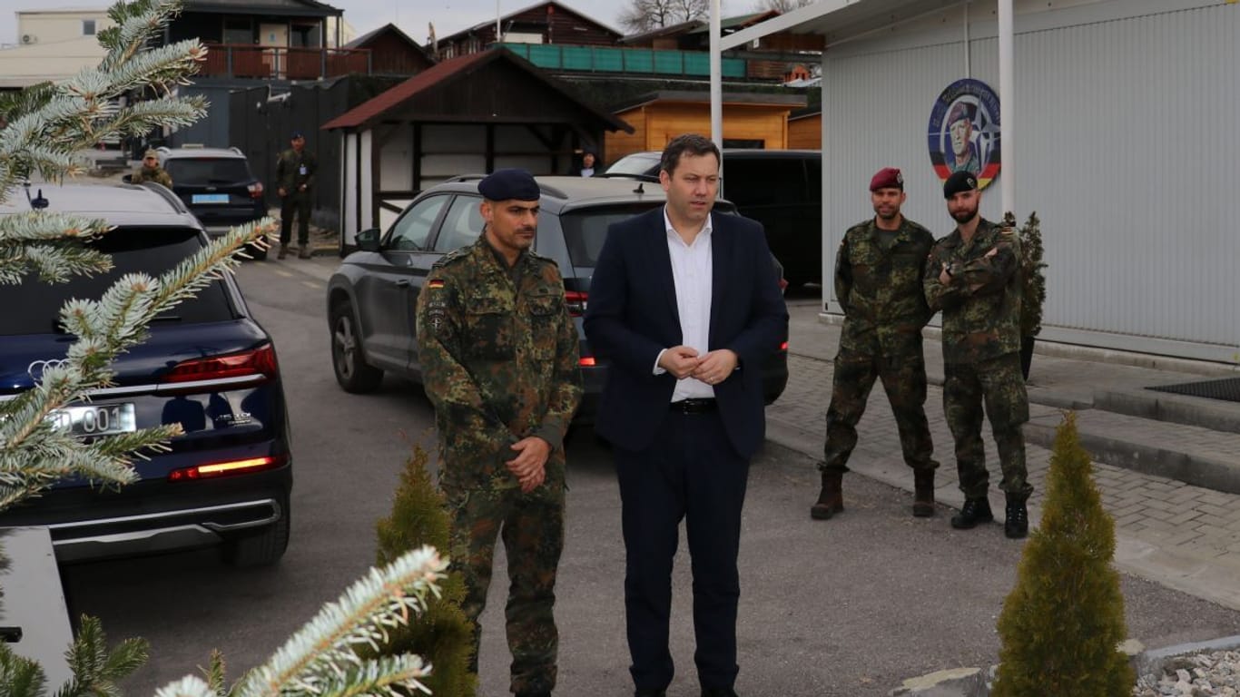 Klingbeil würdigt gefallene deutschen Soldaten im Camp der KFOR-Truppen: Der SPD-Vorsitzende besuchte auf seiner Balkan-Reise auch das deutsche Einsatzkontingent im Kosovo.