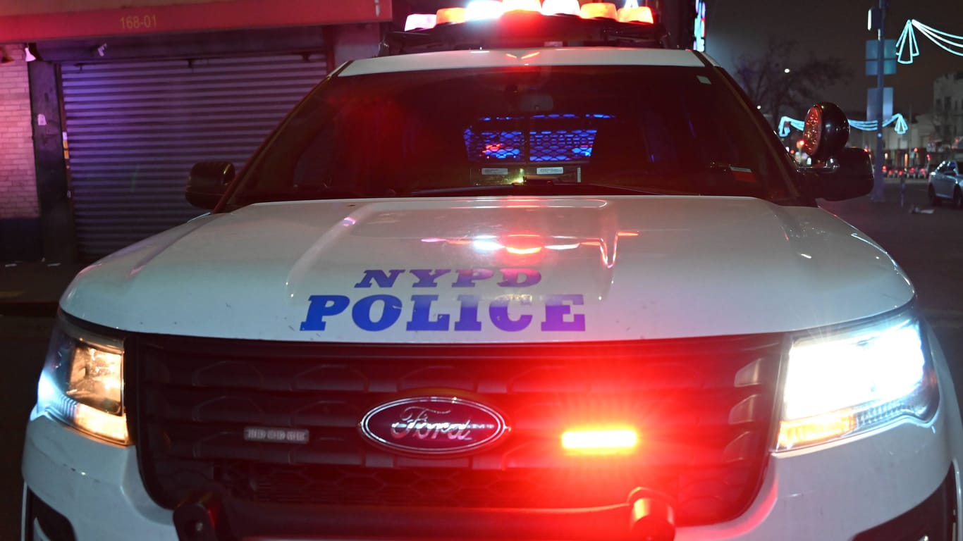Ein Einsatzfahrzeug der US-Polizei (Symbolbild): Im Staat New York wurde eine Lehrerin verprügelt.
