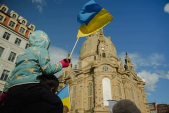 Hunderte Menschen kamen am Samstagnachmittag zu einer Demonstration in Solidaritaet mit der Ukraine. Der Angriffskrieg Russlands gegen die Ukraine jaehrte sich heute zum zweiten Mal. Aufgerufen hatten zahlreiche Parteien und Verbaende.