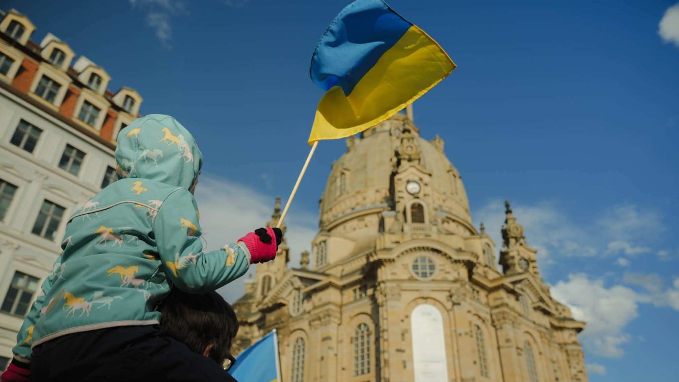 Hunderte Menschen kamen am Samstagnachmittag zu einer Demonstration in Solidaritaet mit der Ukraine. Der Angriffskrieg Russlands gegen die Ukraine jaehrte sich heute zum zweiten Mal. Aufgerufen hatten zahlreiche Parteien und Verbaende.
