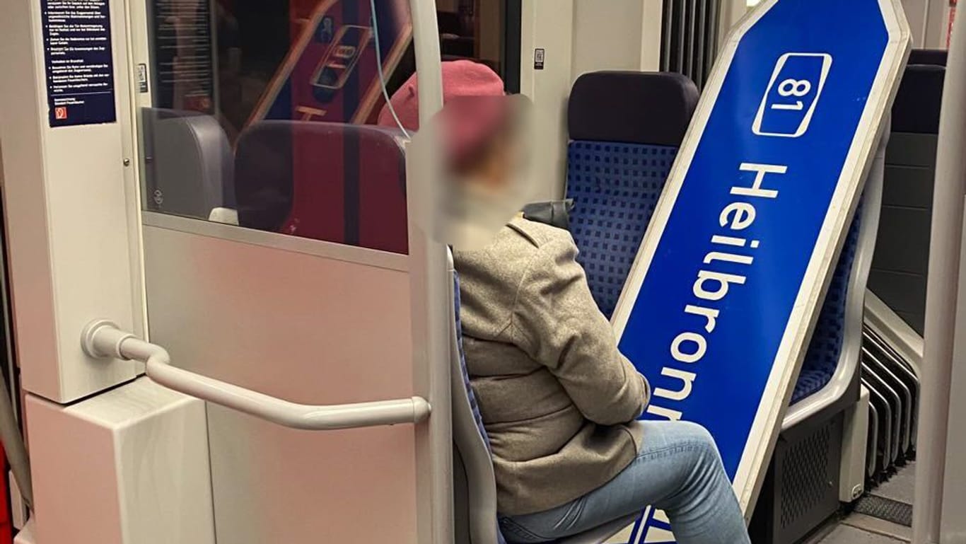 Ein ungewöhnlicher Anblick: Die Person sitzt mit dem entwendeten Verkehrsschild in der S-Bahn.