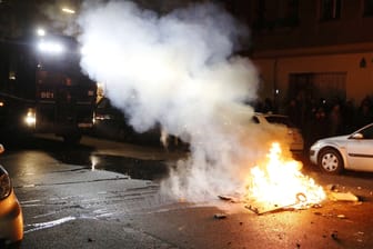 Brennende Gegenstände einer verbotenen Pro-Palästina-Demo (Archivbild): Das Foto stammt von Ausschreitungen am 18. Oktober 2023.