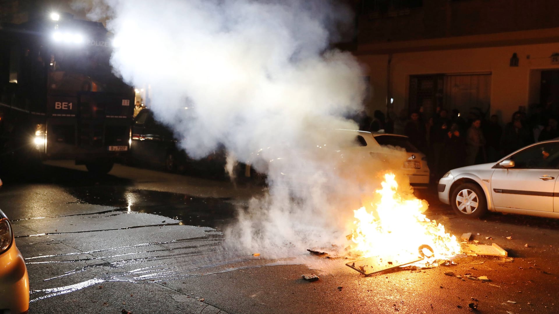 Brennende Gegenstände einer verbotenen Pro-Palästina-Demo (Archivbild): Das Foto stammt von Ausschreitungen am 18. Oktober 2023. Brennende Gegenstände einer verbotenen Pro-Palästina-Demo (Archivbild): Das Foto stammt von Ausschreitungen am 18. Oktober 2023.
