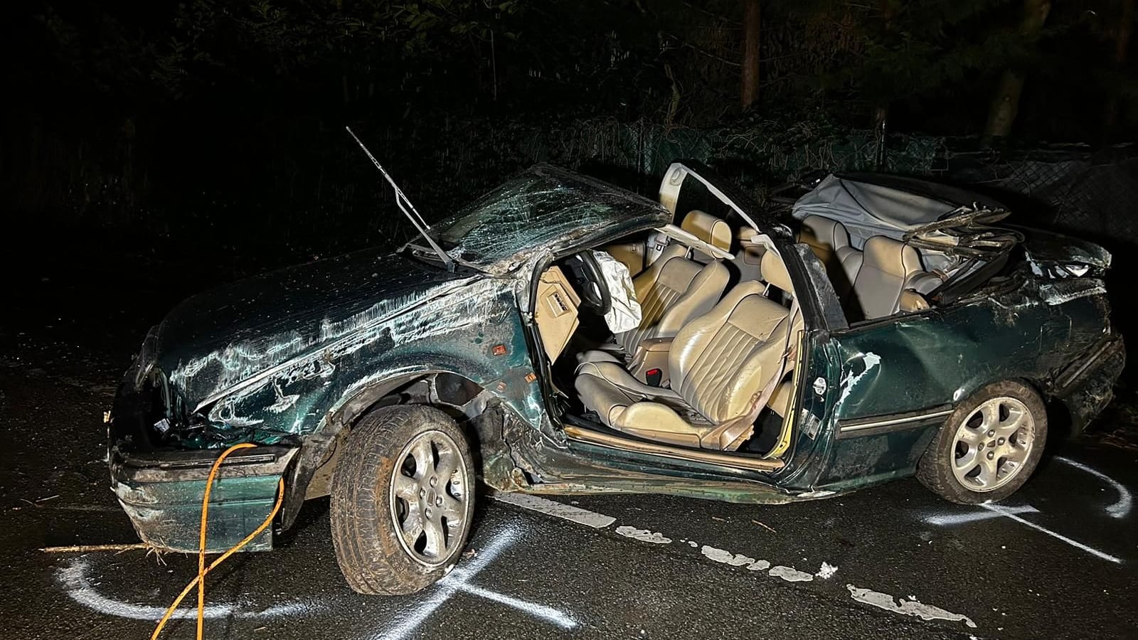 Unfall auf der Syburger Dorfstraße: Die Tür des Wagens lag am Ende rund 15 Meter entfernt.