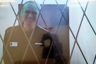 Alexej Nawalny: Das Bild zeigt ihn am 15. Februar 2024 bei einer Videoübertragung aus der arktischen Strafkolonie in Kharp in der Region Yamalo-Nenetsk, etwa 1.900 Kilometer nordöstlich von Moskau.