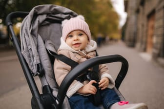 Buggy im Test: Wer seine Kinder sicher transportieren möchte, sollte auch auf die verwendeten Materialien beim Kinderwagen achten.