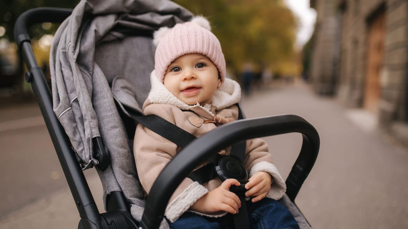 Buggy im Test: Wer seine Kinder sicher transportieren möchte, sollte auch auf die verwendeten Materialien beim Kinderwagen achten.