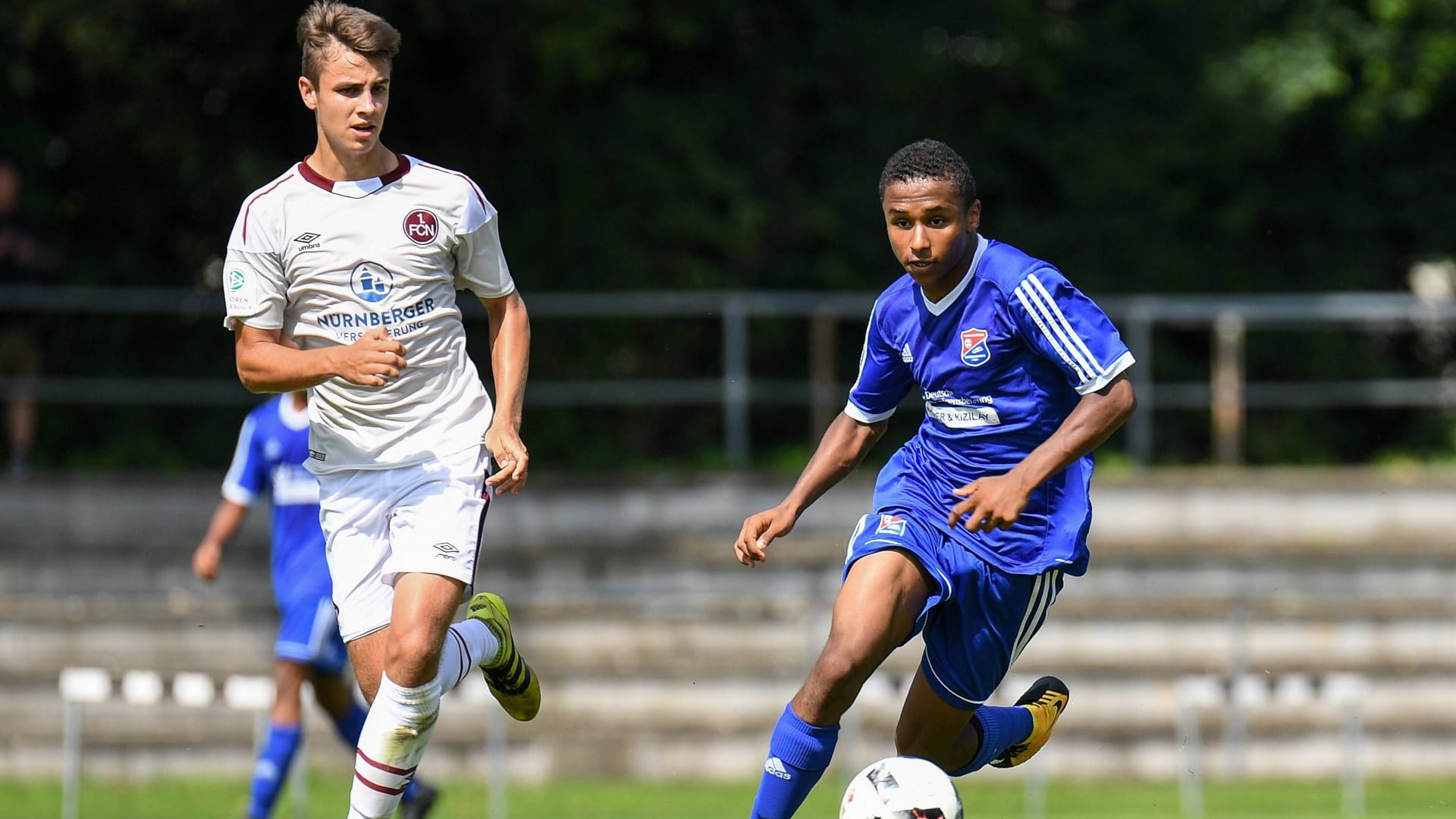 Der junge Karim Adeyemi (r.) im Jahr 2017 in einem Spiel der B-Jungend-Bundesliga gegen Nürnbergs Fabio Groß.