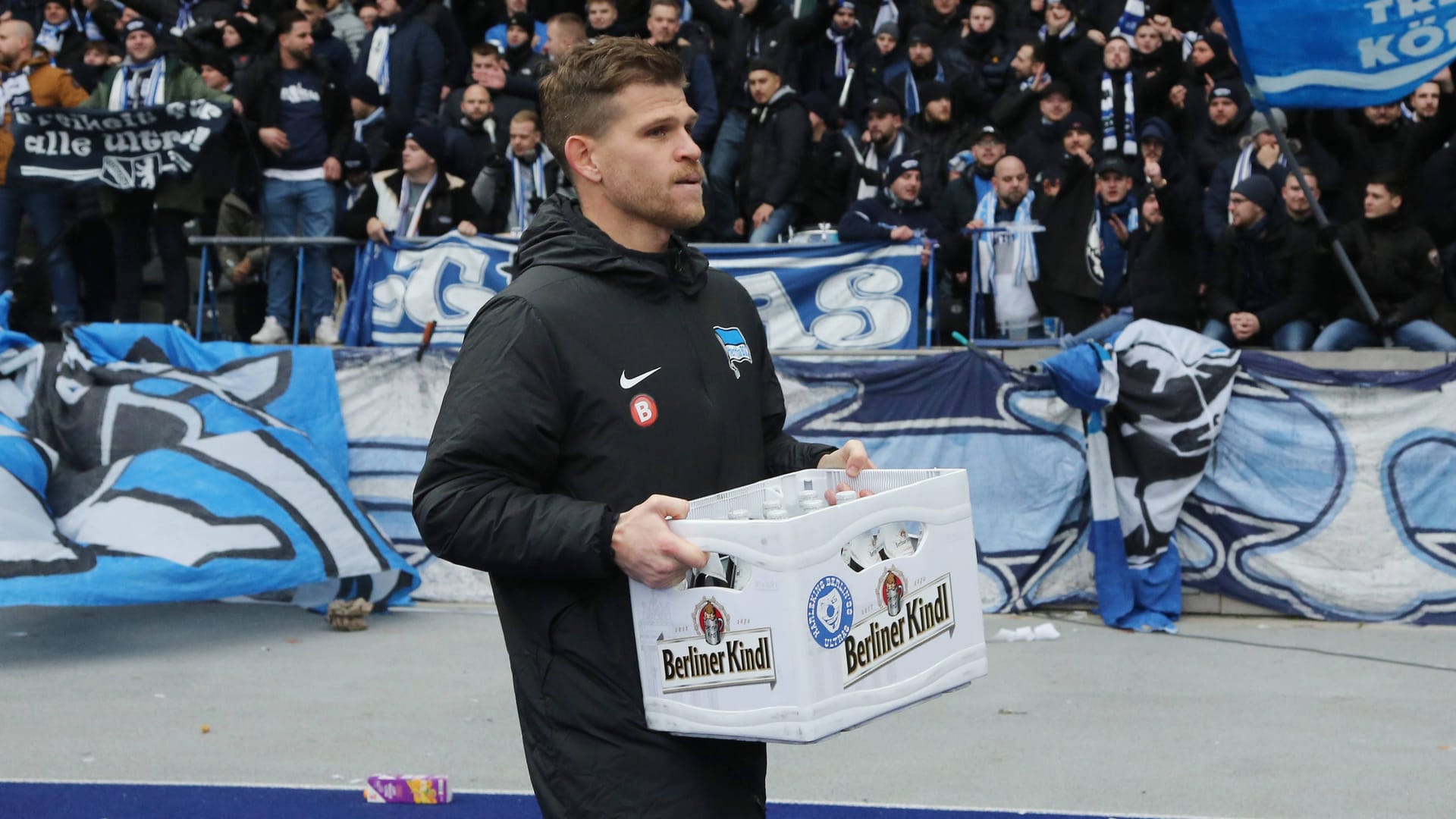 Florian Niederlechner kommt mit Bierkiste aus der Ostkurve, Geschenk der Fans / / Fußball Fussball / 2.Bundesliga Herren