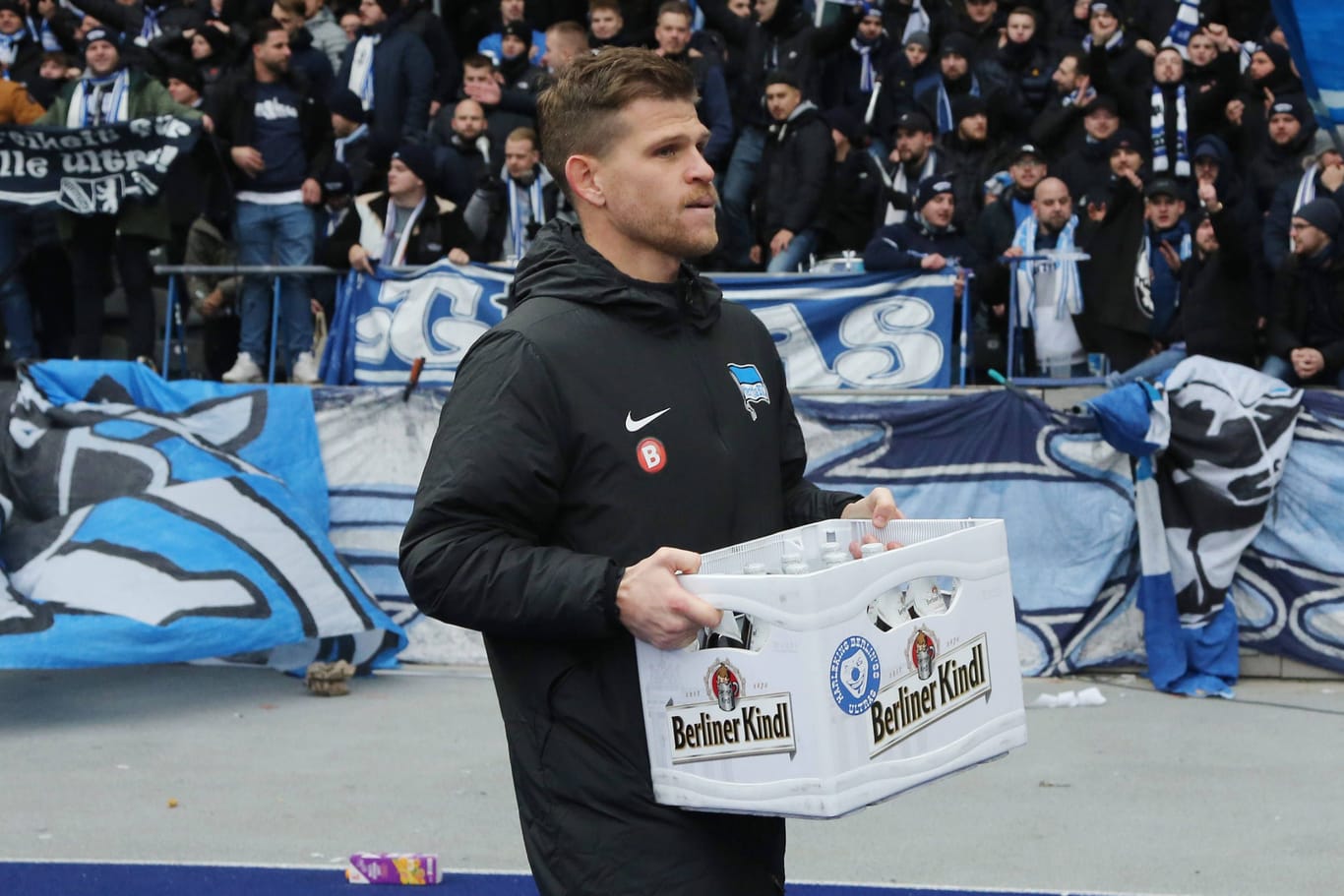 Florian Niederlechner kommt mit Bierkiste aus der Ostkurve, Geschenk der Fans / / Fußball Fussball / 2.Bundesliga Herren