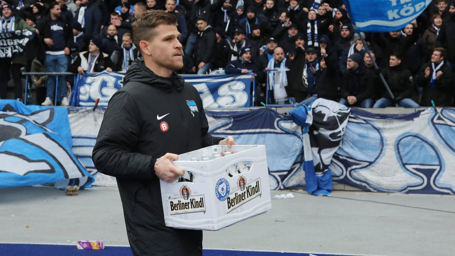 Florian Niederlechner kommt mit Bierkiste aus der Ostkurve, Geschenk der Fans / / Fußball Fussball / 2.Bundesliga Herren