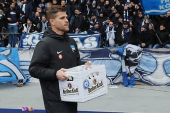 Florian Niederlechner kommt mit Bierkiste aus der Ostkurve, Geschenk der Fans / / Fußball Fussball / 2.Bundesliga Herren