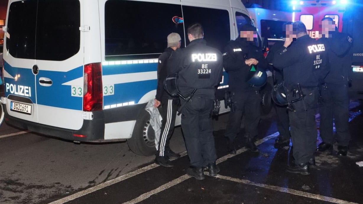 Berlin: Polizisten wurden nach einer Pro-Palästinenser-Demonstration in Neukölln angegriffen. Berlin: Polizisten wurden nach einer Pro-Palästinenser-Demonstration in Neukölln angegriffen.