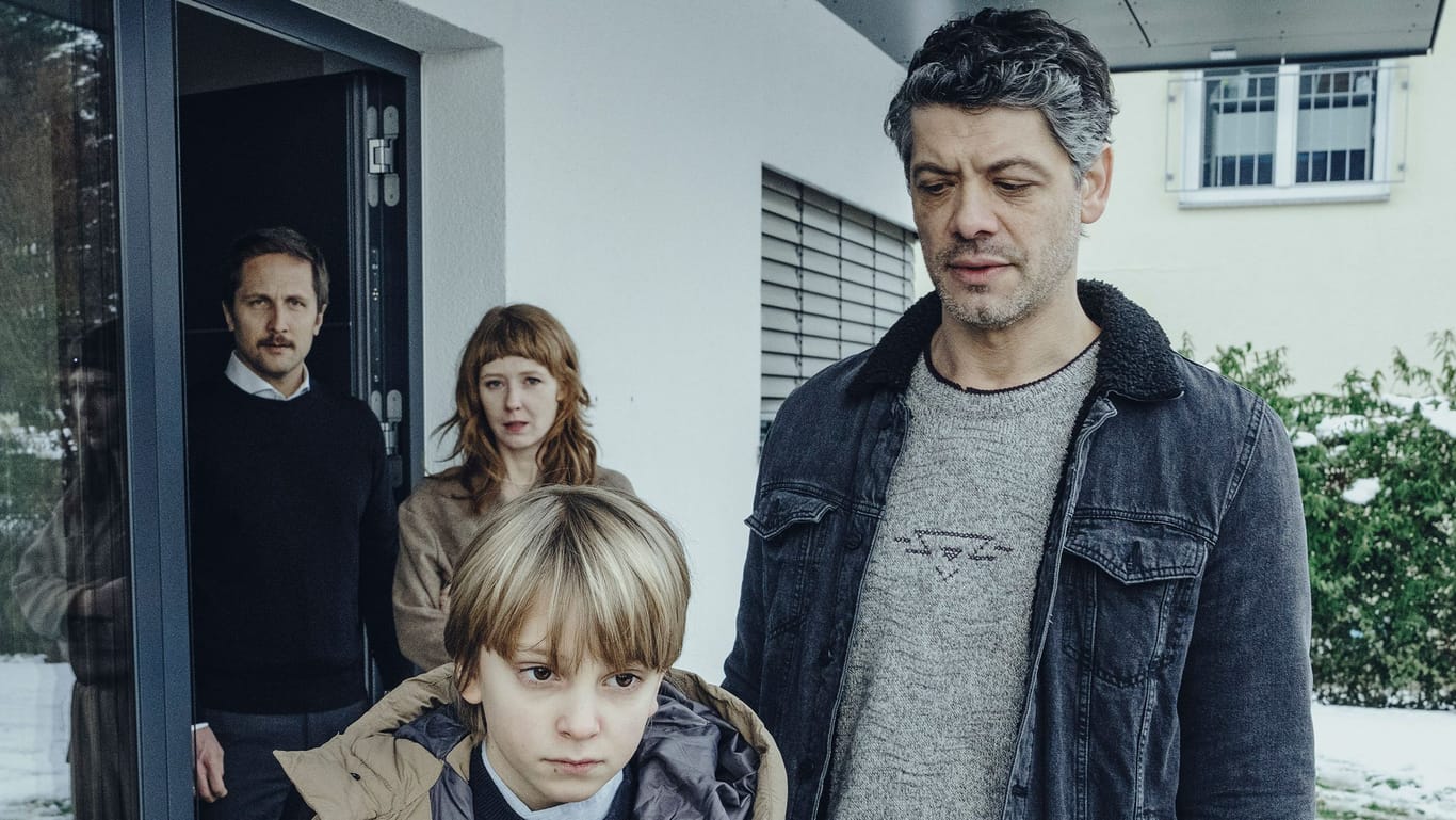 Dieter Scholz (Carlo Ljubek) holt seinen Sohn kurz nach der Entlassung aus dem Gefängnis ab: Viele Zuschauer finden diese Szene unrealistisch.