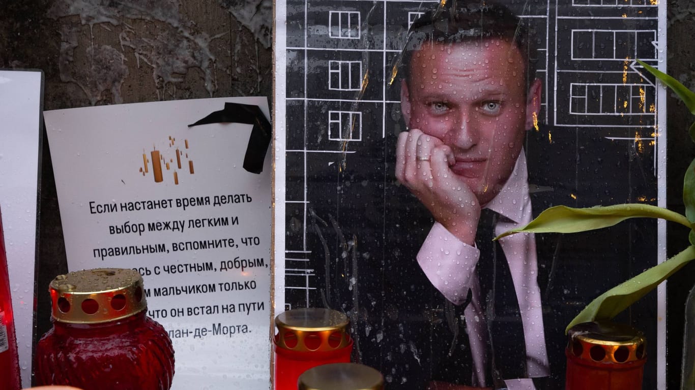 Gedenken an Alexej Nawalny vor dem russischen Konsulat in Frankfurt a.M.: