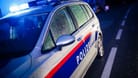Ein Polizeifahrzeug aus Österreich (Symbolbild): In Wien machten Beamte bei einer Hausdurchsuchung eine grausige Entdeckung.
