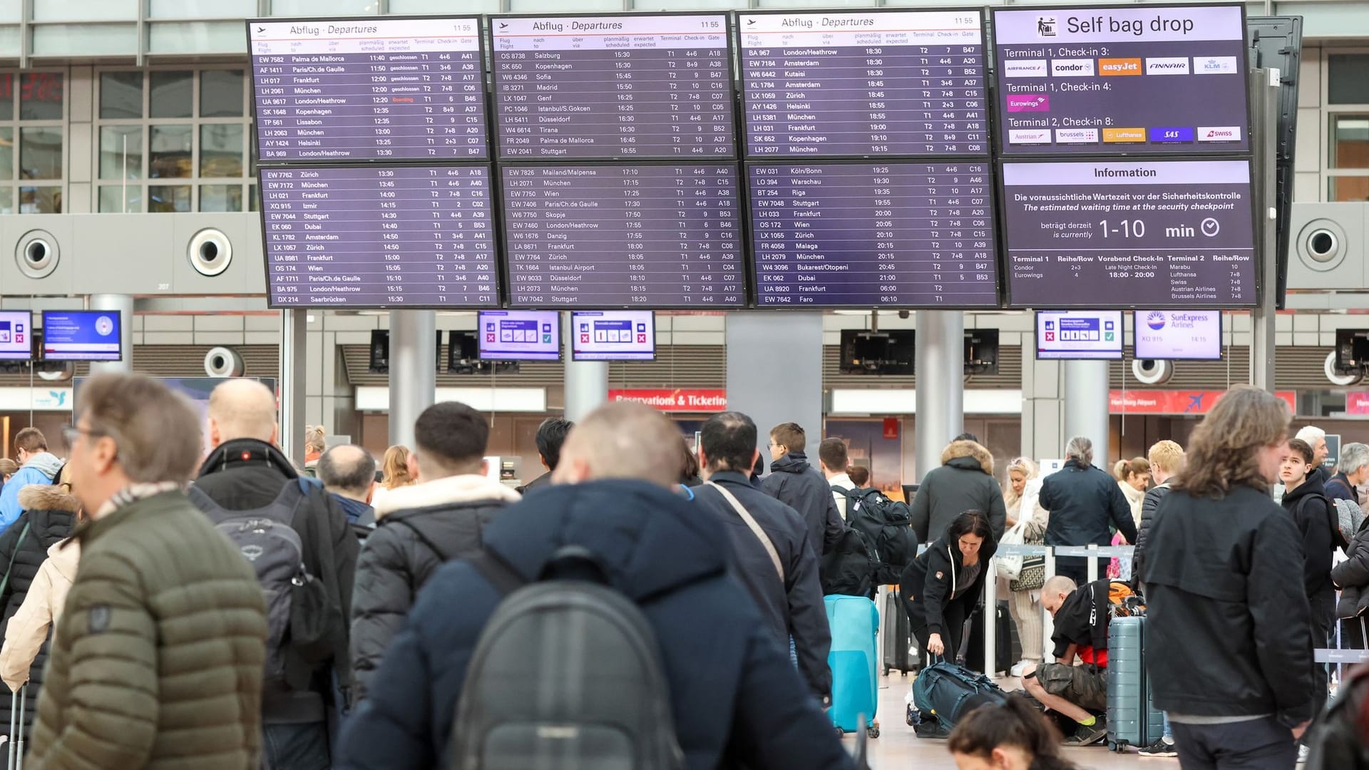 Hamburg: Reisende sind im Terminal 1 am Hamburger Flughafen unterwegs: Nach den Beschäftigten im Luftsicherheitsbereich soll jetzt auch das Bodenpersonal streiken. Hamburg: Reisende sind im Terminal 1 am Hamburger Flughafen unterwegs: Nach den Beschäftigten im Luftsicherheitsbereich soll jetzt auch das Bodenpersonal streiken.