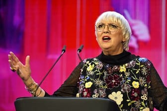 Claudia Roth (Bündnis 90/Die Grünen): Die Staatsministerin für Kultur und Medien kündigte Aufarbeitung an.