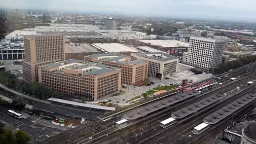 Blick auf den Bürokomplex MesseCity Köln und die Messe (Archivbild).