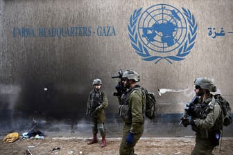Israelische Soldaten vor dem UNRWA-Hauptgebäude in Gaza: Sie beschuldigen die Mitarbeiter, davon gewusst zu haben, dass sich Hamas unter ihnen befinden.