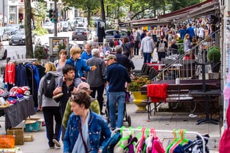 Menschen besuchen einen Flohmarkt in Hamburg (Symbolbild): Am Wochenende laden viele Angebote zum Stöbern ein.