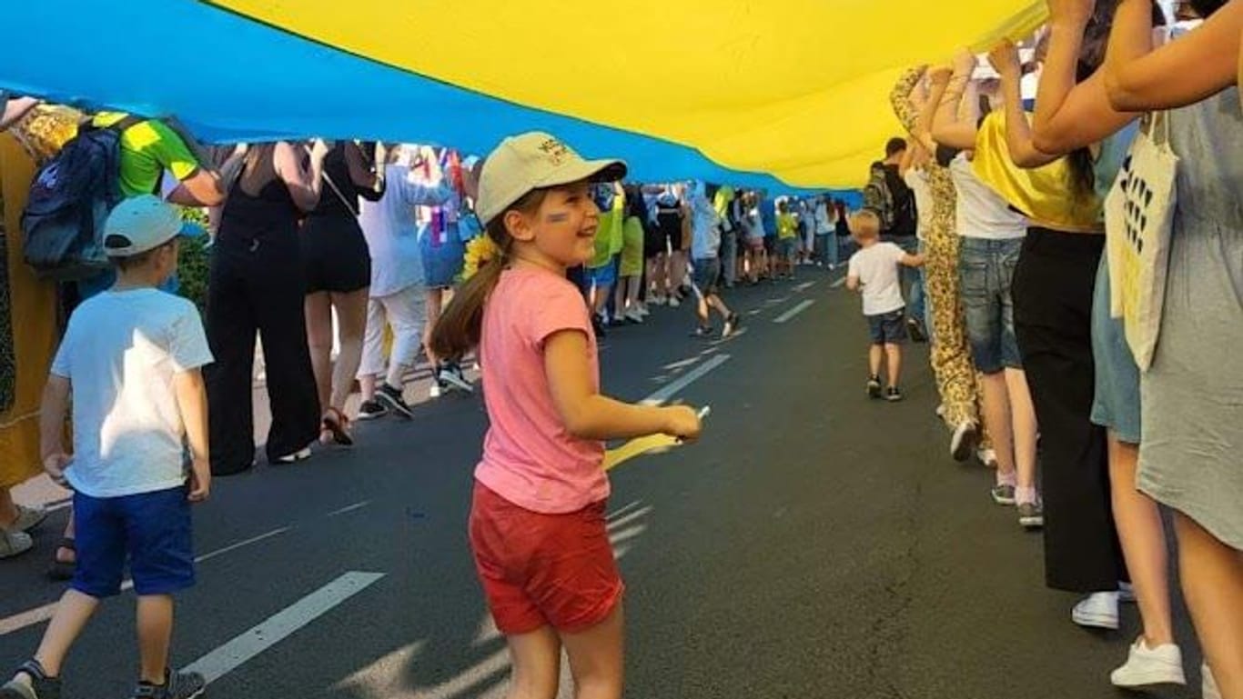 Die siebenjährige Emma auf den Straßen in Dortmund: Die Familie freute sich über den herzlichen Empfang vieler Dortmunder.