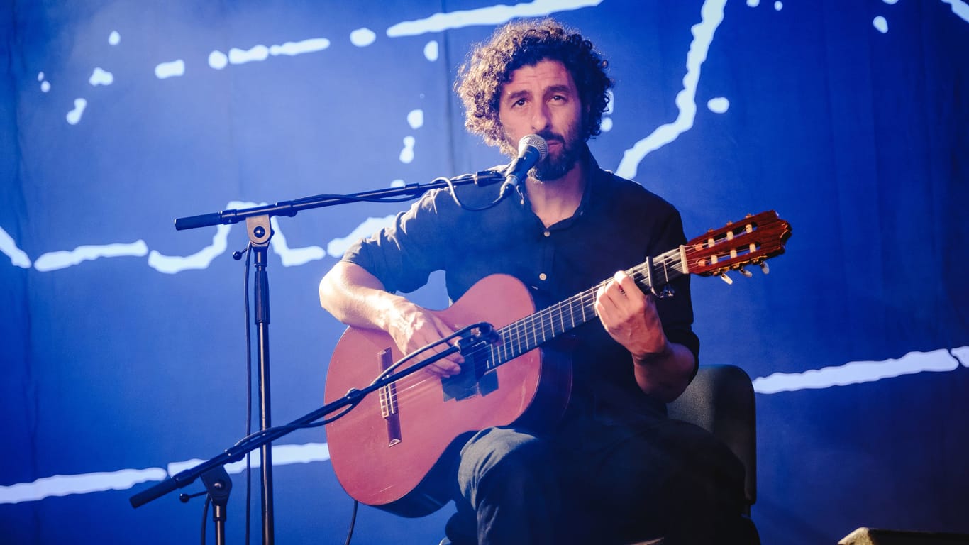 José González (Archivbild): Lediglich mit einer Gitarre sitzt er auf der Bühne.
