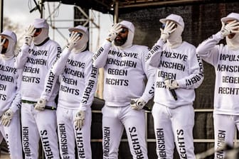 25.02.2024, Hamburg: Die Band «Deichkind», deren Mitglieder Sweatshirts und Hosen mit dem Aufdruck "Impulsive Menschen gegen rechts" tragen, tritt bei der Demonstration gegen rechts auf.