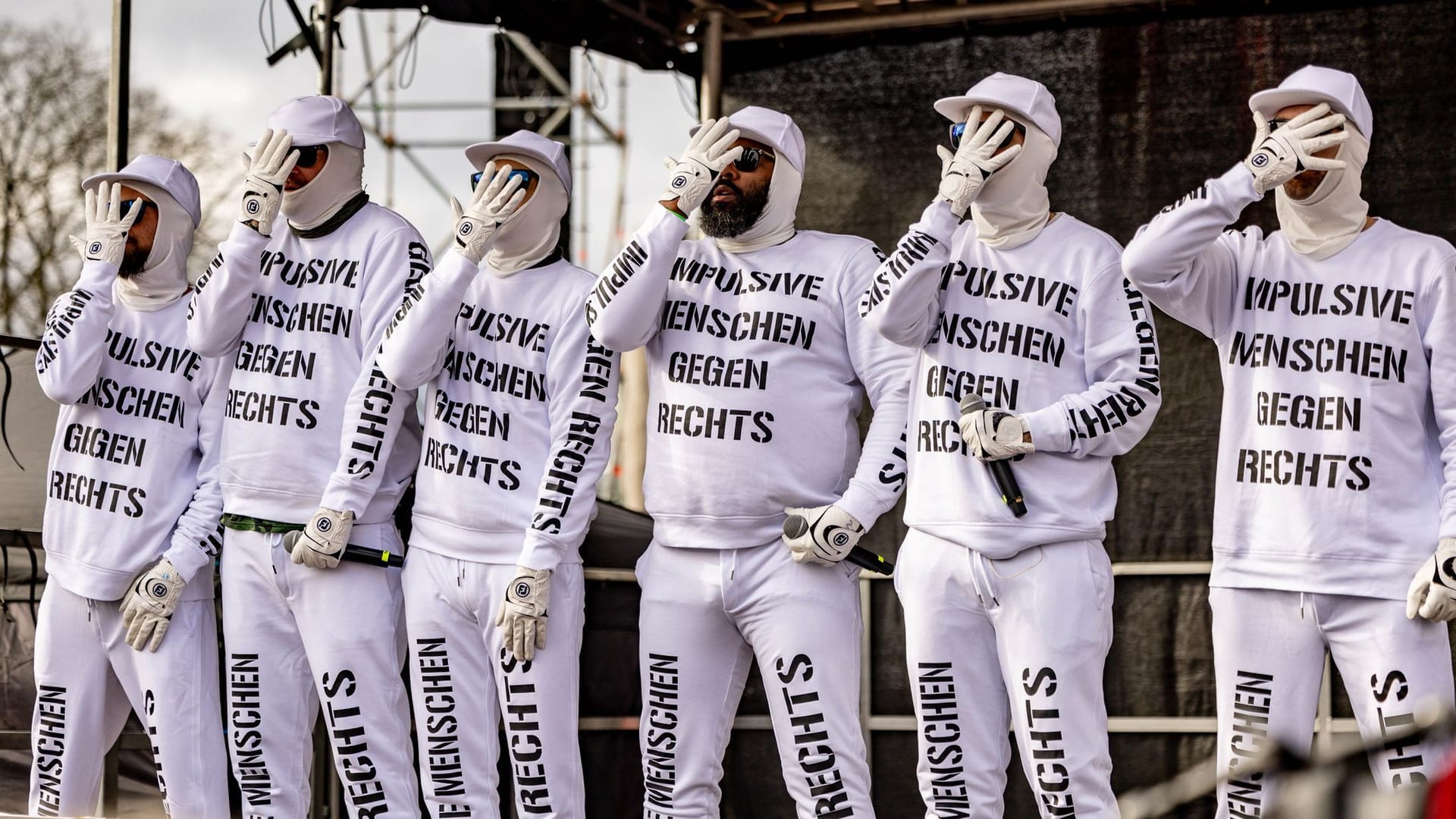 25.02.2024, Hamburg: Die Band «Deichkind», deren Mitglieder Sweatshirts und Hosen mit dem Aufdruck "Impulsive Menschen gegen rechts" tragen, tritt bei der Demonstration gegen rechts auf.