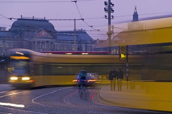 Straßenbahn fährt durch Dresden (Symbolbild):
