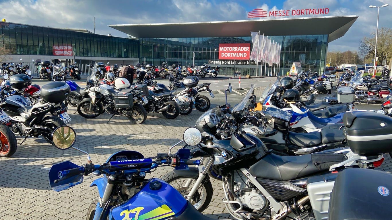 Motorräder vor der Westfalenhalle: Auf der Biker-Messe können Besucher bis vor den Haupteingang fahren.