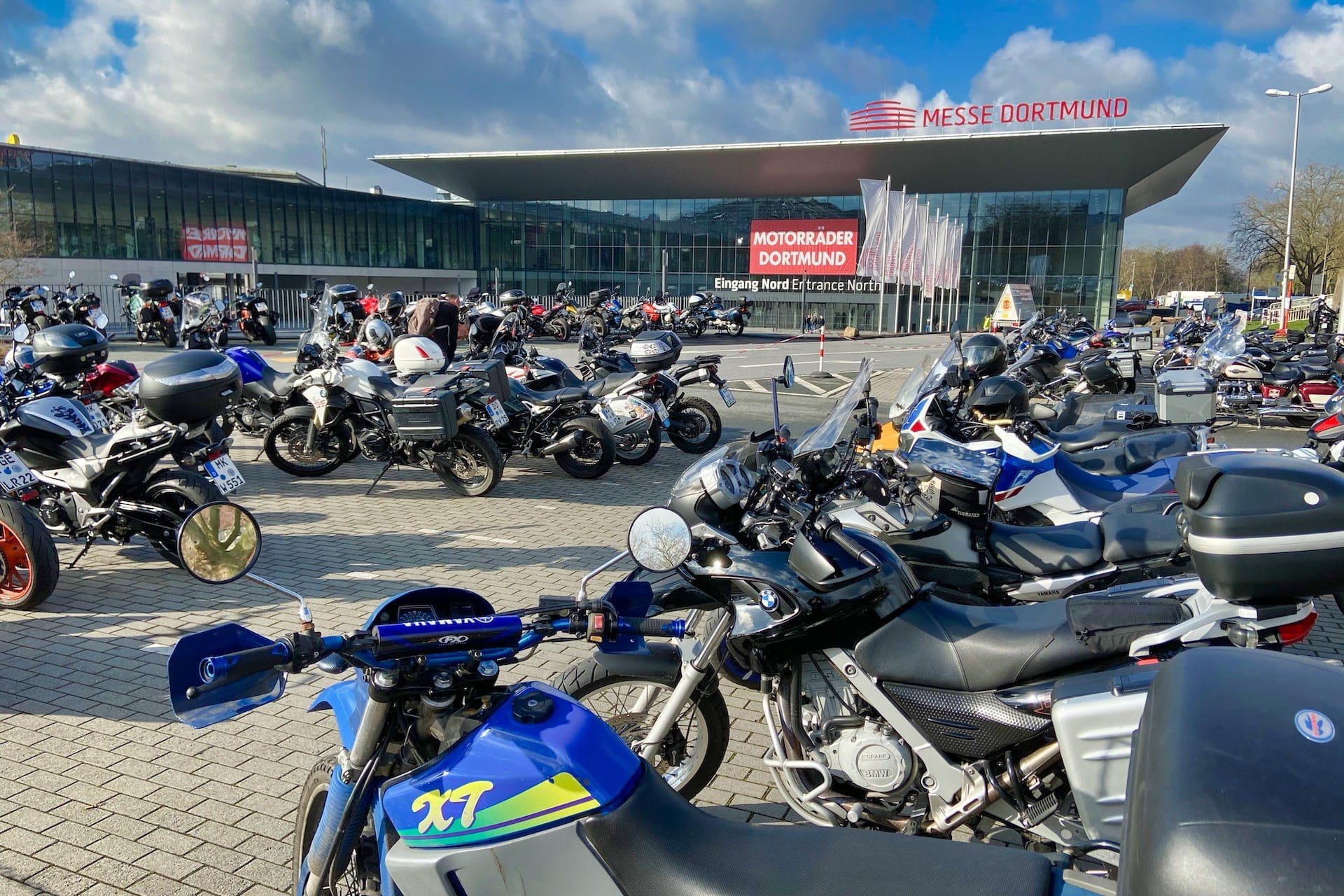 Motorräder vor der Westfalenhalle: Auf der Biker-Messe können Besucher bis vor den Haupteingang fahren.