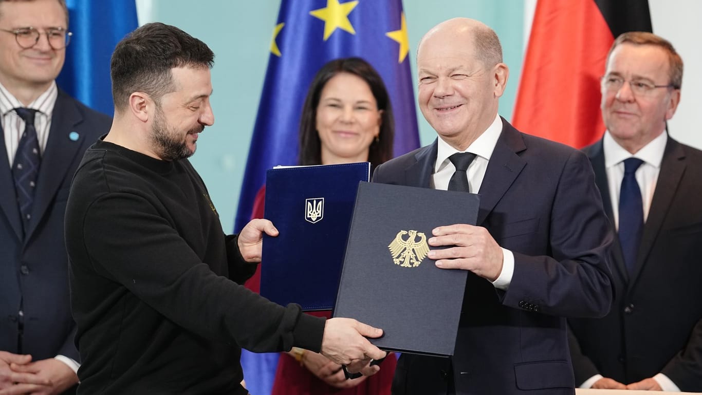 Bundeskanzler Olaf Scholz (SPD, r) und Wolodymyr Selenskyj, Präsident der Ukraine: Die beiden unterzeichneten eine "Vereinbarung über Sicherheitszusagen und langfristige Unterstützung".