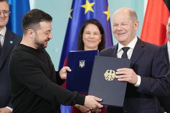 Bundeskanzler Olaf Scholz (SPD, r) und Wolodymyr Selenskyj, Präsident der Ukraine: Die beiden unterzeichneten eine "Vereinbarung über Sicherheitszusagen und langfristige Unterstützung".