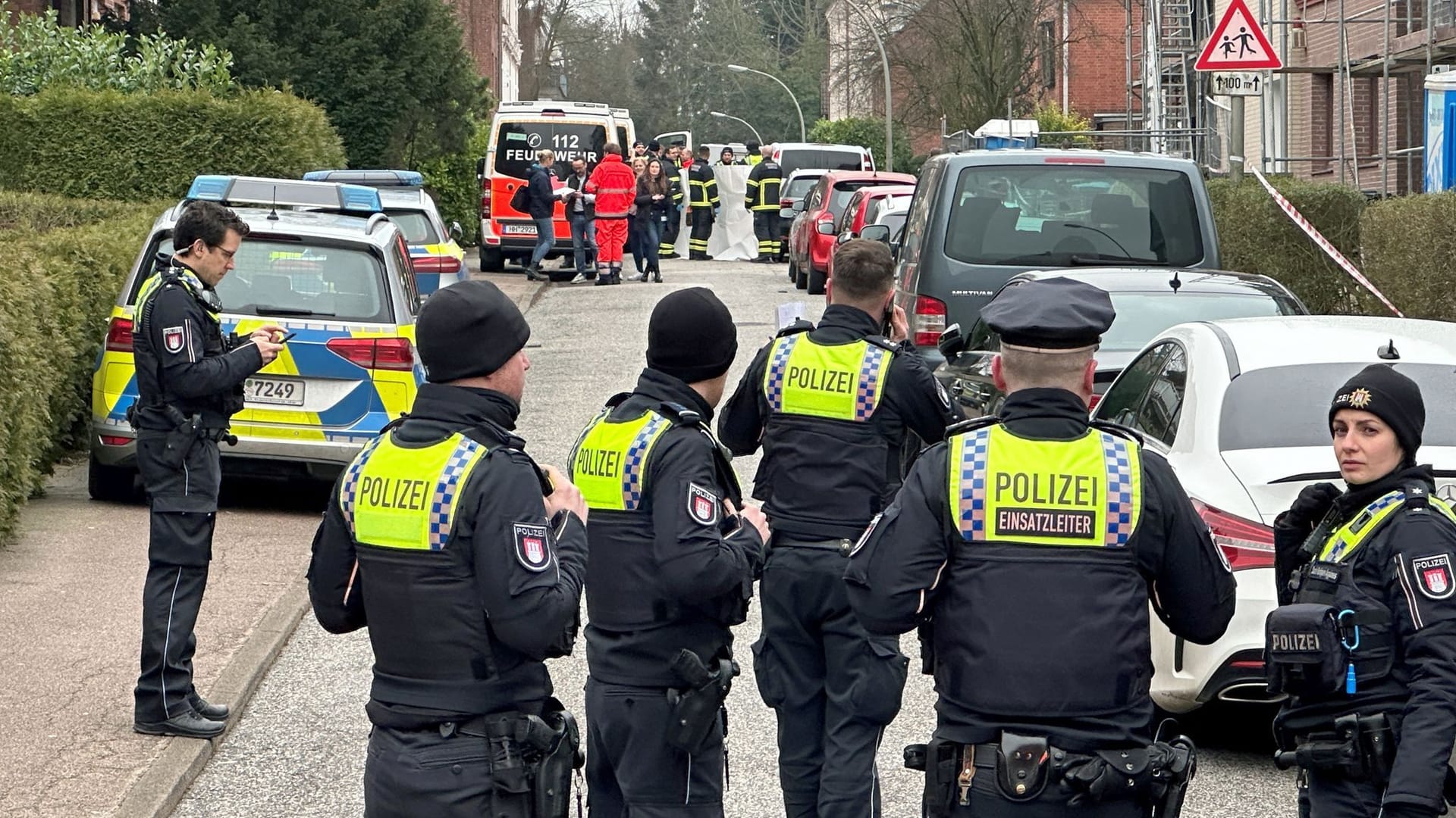 Polizei und Rettungsdienste stehen am Tatort: Zwei Menschen sind in Hamburg-Billstedt tödlich verletzt aufgefunden worden. Polizei und Rettungsdienste stehen am Tatort: Zwei Menschen sind in Hamburg-Billstedt tödlich verletzt aufgefunden worden.