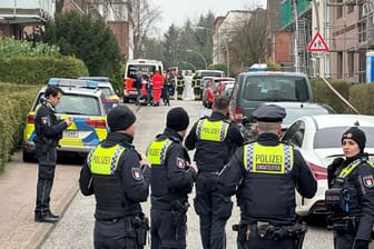 Polizei und Rettungsdienste stehen am Tatort: Zwei Menschen sind in Hamburg-Billstedt tödlich verletzt aufgefunden worden.