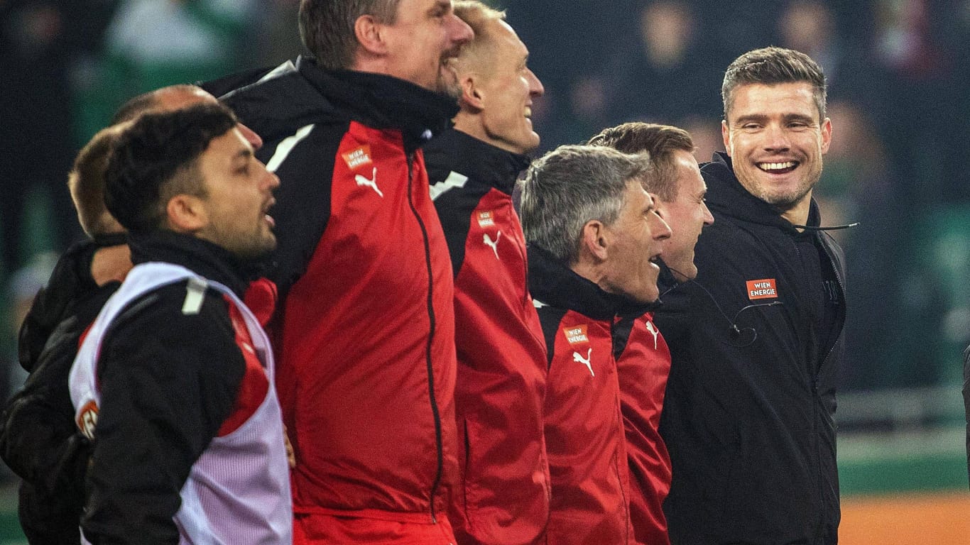 Cheftrainer Robert Klauß (ganz rechts) feiert seinen ersten Derbysieg als Trainer von Rapid Wien.