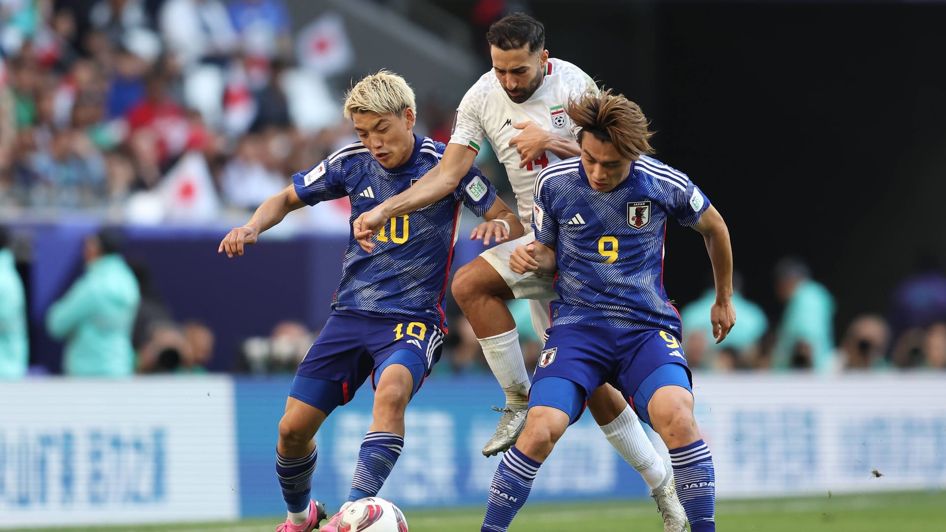 Ritsu Doan und Ayase Ueda von Japan und Saman Ghoddos vom Iran (M.): Sie führten das Viertelfinale gegeneinander aus.