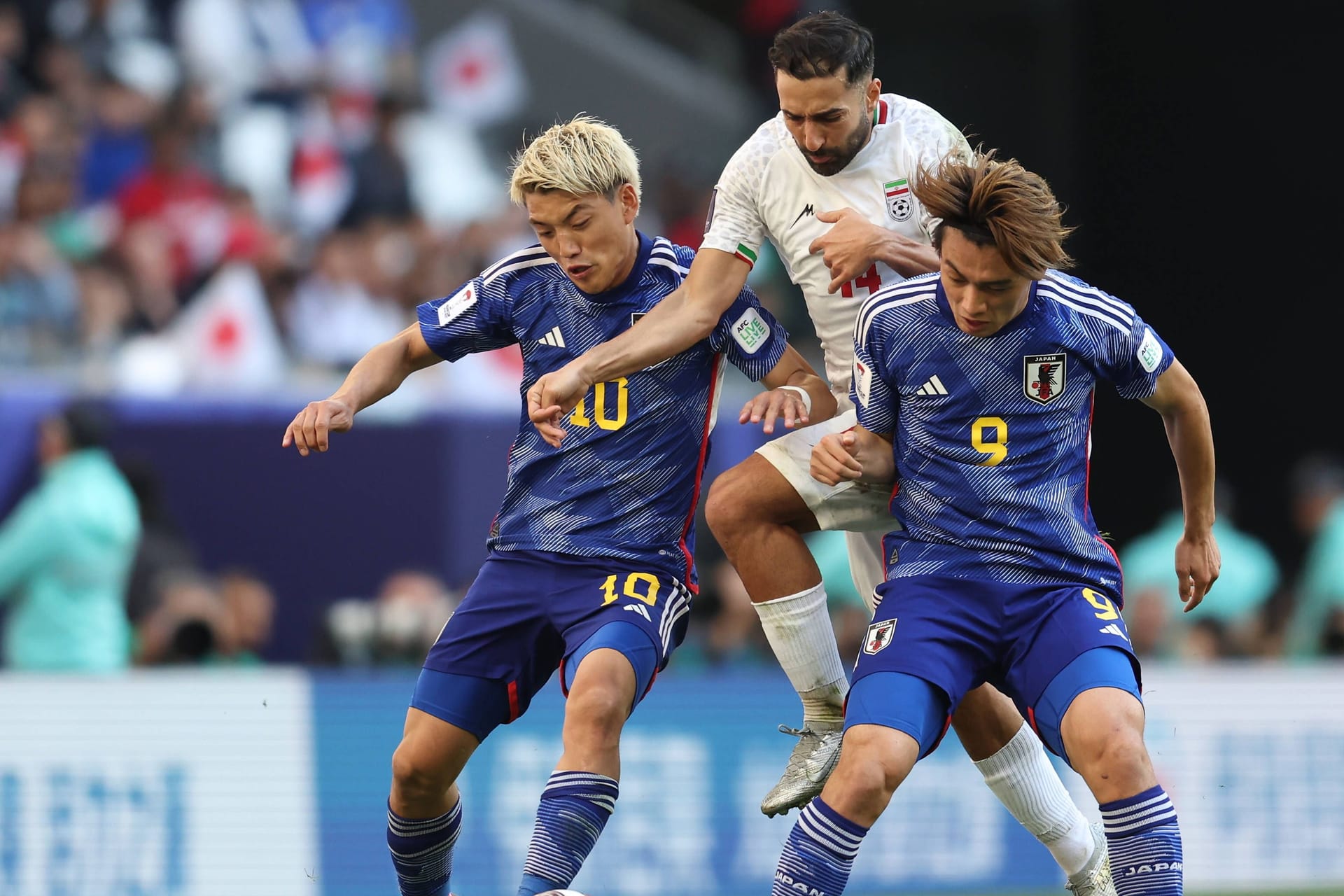 Ritsu Doan und Ayase Ueda von Japan und Saman Ghoddos vom Iran (M.): Sie führten das Viertelfinale gegeneinander aus.