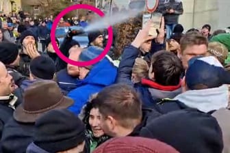 Polizei sprüht Pfefferspray bei Demo