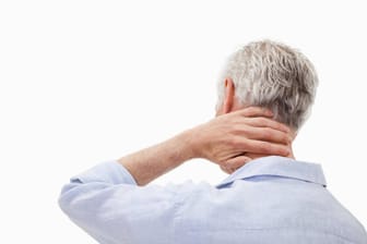 Ein Mann fasst sich an den Nacken (Symbolbild): Rücken-, Kopf- und Gelenkschmerzen gehören zu den häufigsten Arten chronischer Schmerzen.