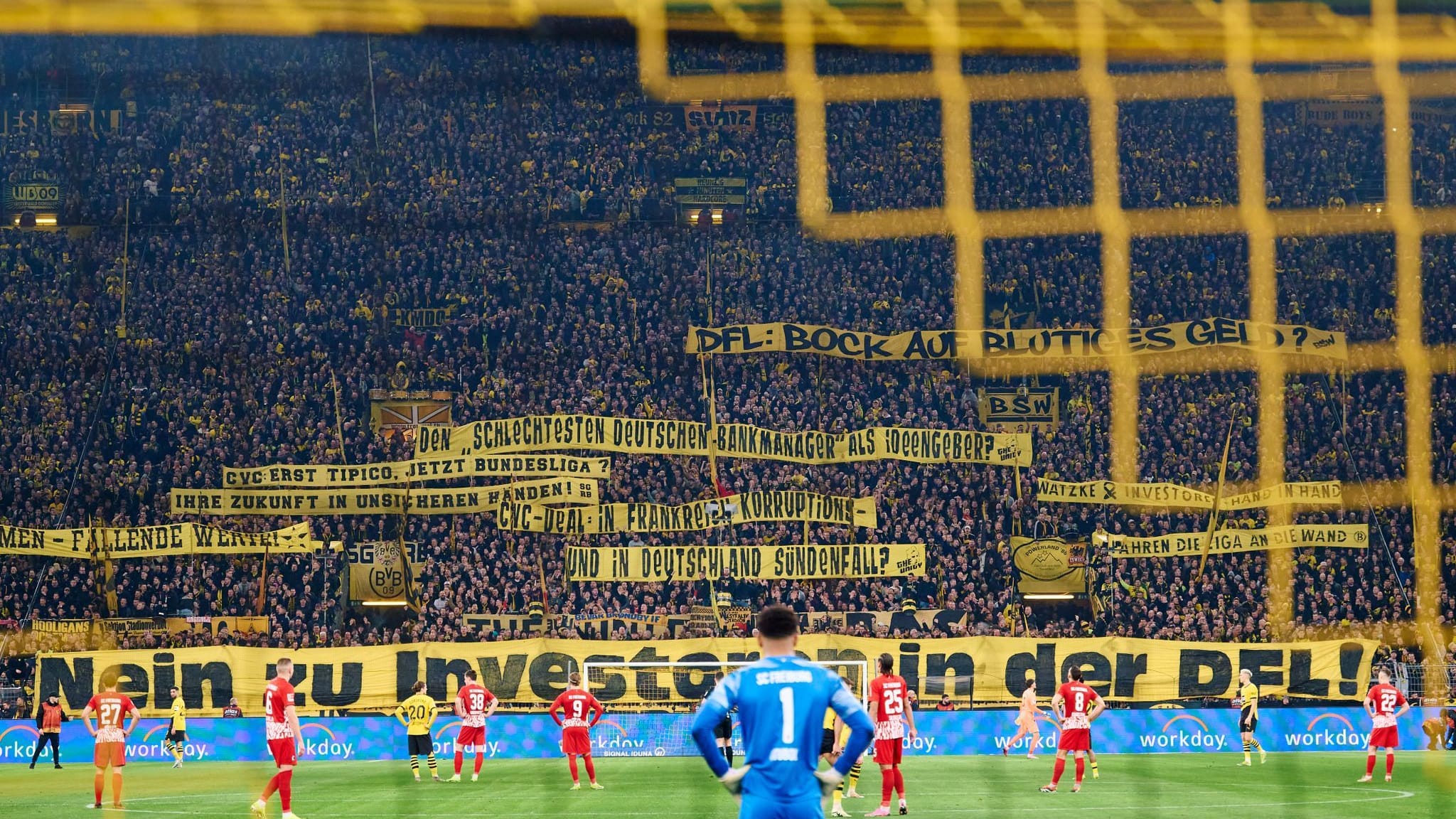 Fanproteste in Dortmund: Spiel für zehn Minuten unterbrochen