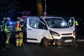 Unfallauto auf der Solinger Klingenstraße: Die Polizei ermittelt.